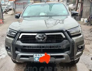 Photo - Toyota Hilux 2021 Beige
