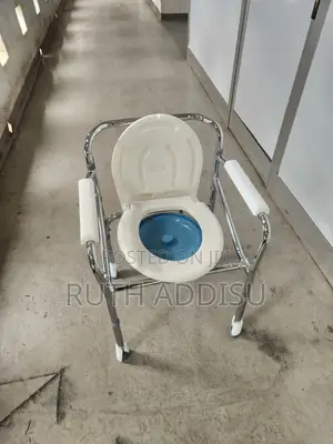 Photo - Toilet Chair脯了adjustable Height Commode Chair胎兒toilet Chair乏味commode