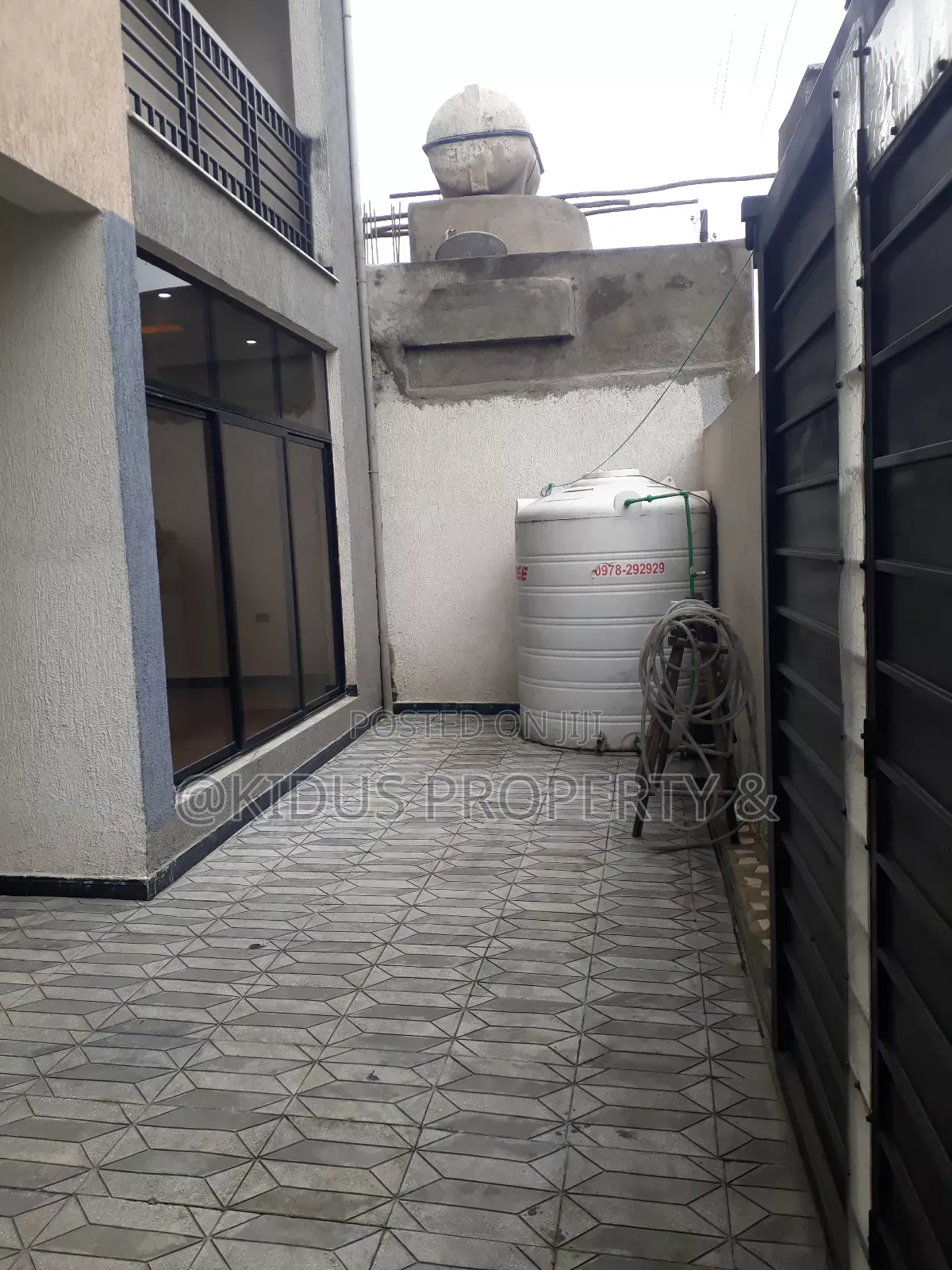 8bdrm House in Around Nasswe, Nifas Silk-Lafto for rent