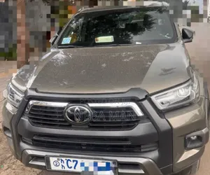 Photo - Toyota Hilux 2022 Gray