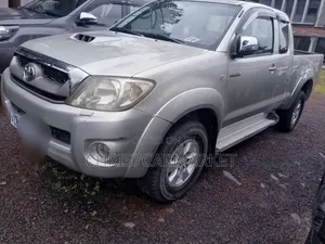 Photo - Toyota Hilux 2.5 D-4D SRX 2010 Silver