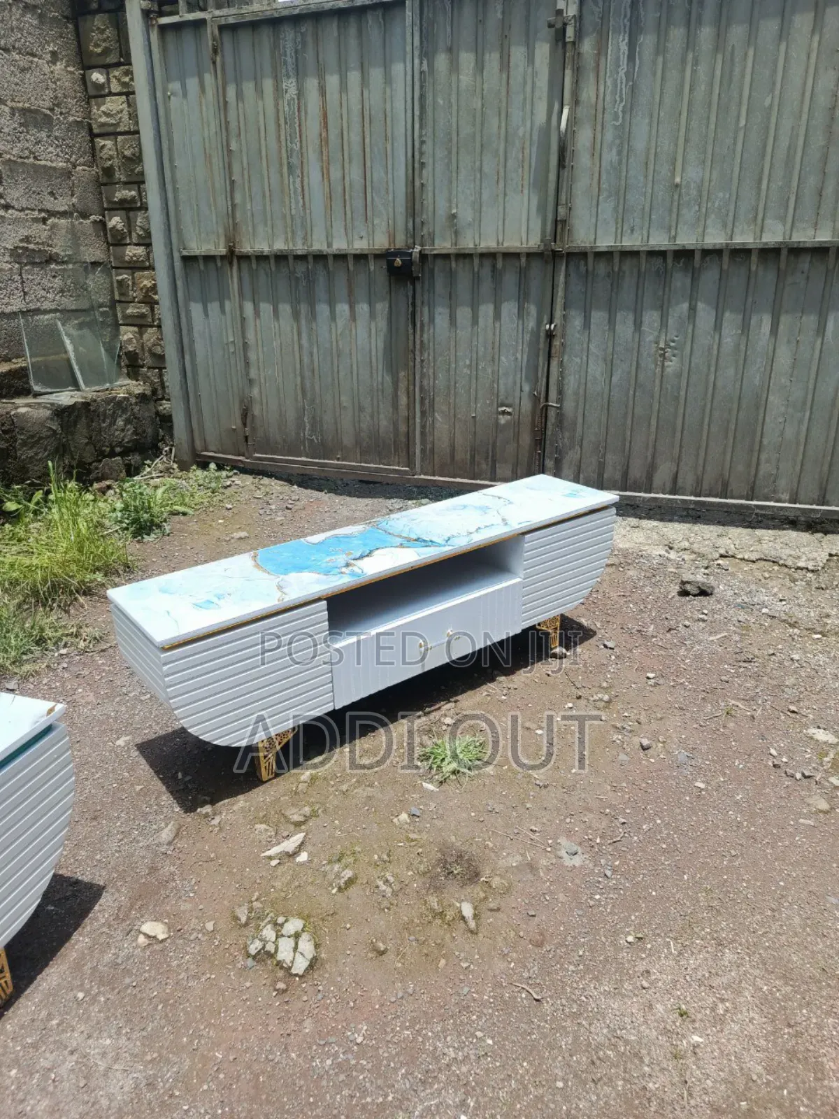 ነጭ ቲቪ ስታንድ በ Mdf