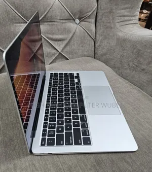 Photo - New Laptop Apple MacBook 2020 8GB Intel Core I5 SSD 512GB