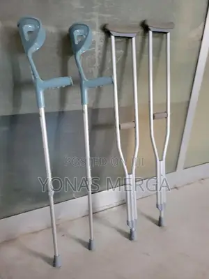 Photo - Underarm Crutches友蠊crutches€፵crutches⩩⨳Correct Height Hand Placement