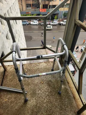 Photo - Almunium Walker簾麻foldable Walker乏味medical Walker肺癌walker朱諾walker New