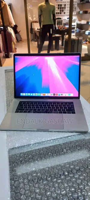 Photo - New Laptop Apple MacBook Pro 2017 16GB Intel Core I7 SSD 256GB