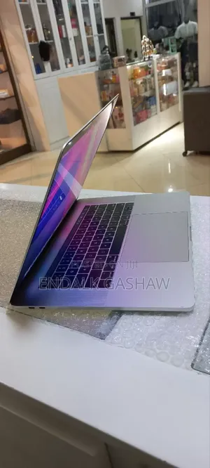 New Laptop Apple MacBook Pro 2017 16GB Intel Core I7 SSD 256GB