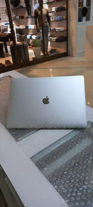 New Laptop Apple MacBook Pro 2017 16GB Intel Core I7 SSD 256GB