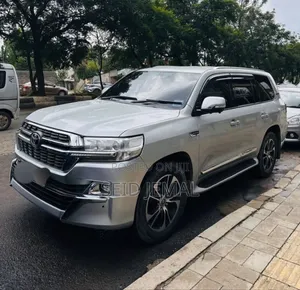 Photo - Toyota Land Cruiser 2022 Silver