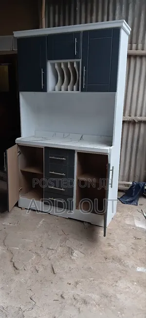 አራት መሳቢያ ያለው ኪችን