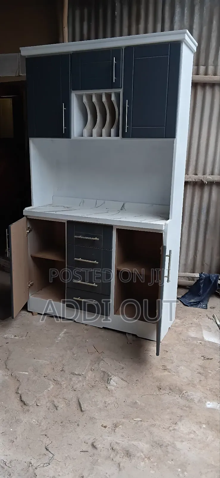 አራት መሳቢያ ያለው ኪችን