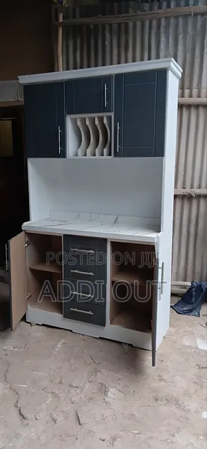 አራት መሳቢያ ያለው ኪችን