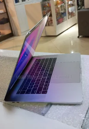 New Laptop Apple MacBook Pro 2017 16GB Intel Core I7 SSD 256GB