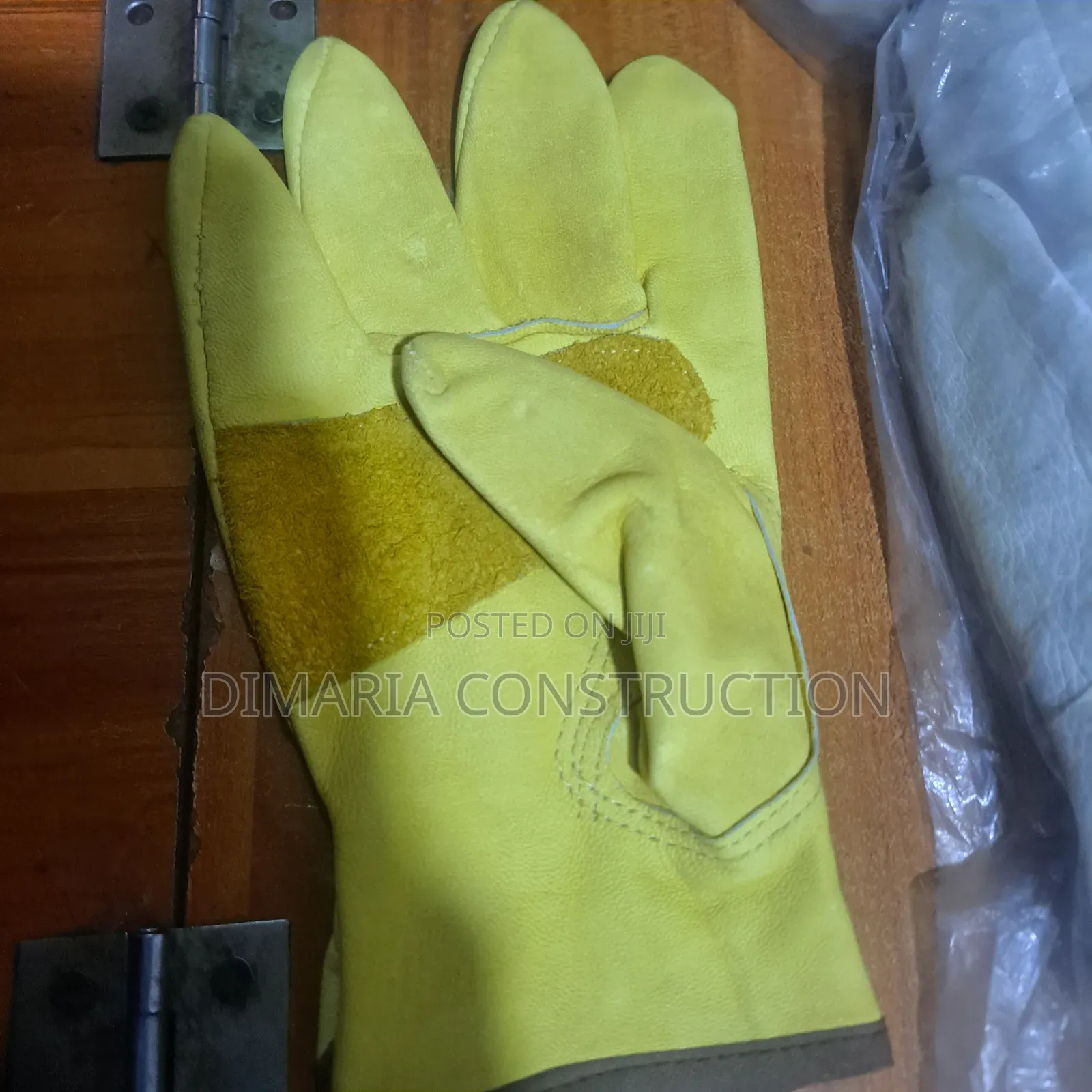 ቢጫ ቆዳ ጓንት(Leather Yellow Glove)