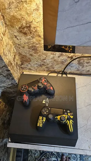 Photo - Playstation 4 Pro 1000 Gigabytes