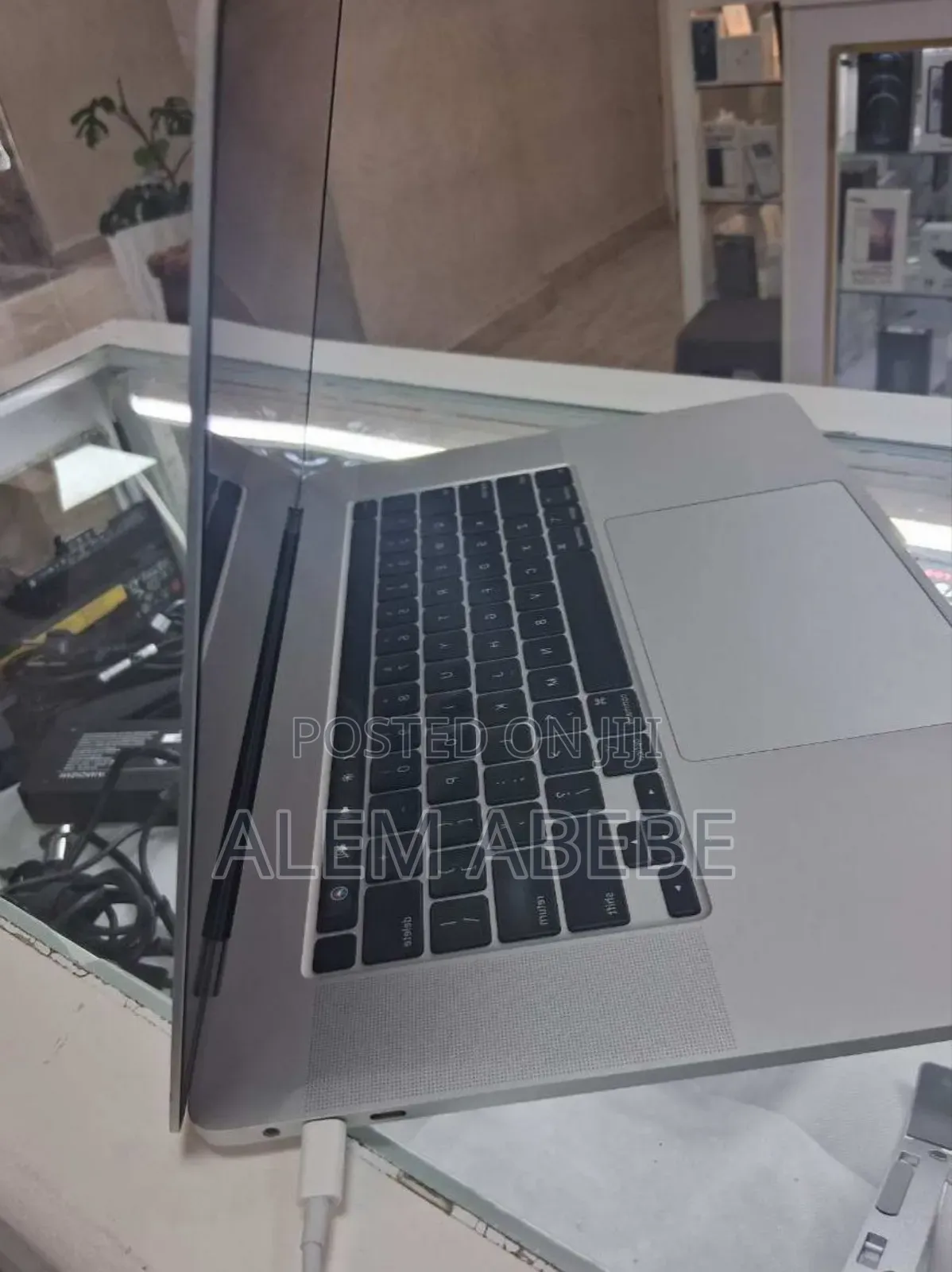 New Laptop Apple MacBook Pro 2019 16GB Intel Core I7 SSD 512GB