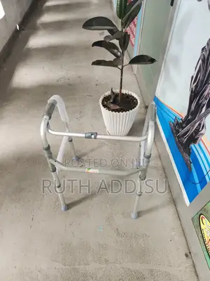 Photo - Almunium Walker檯啦medical Walker重新walker Foldable管轄new Walking Aid