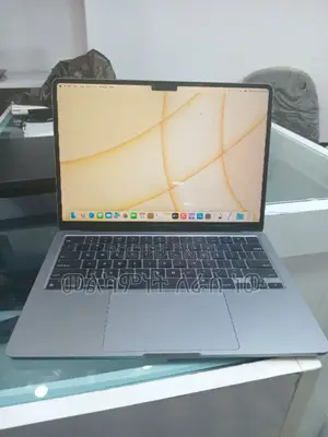 Photo - New Laptop Apple MacBook Pro 2022 M2 8GB Apple M2 SSD 256GB