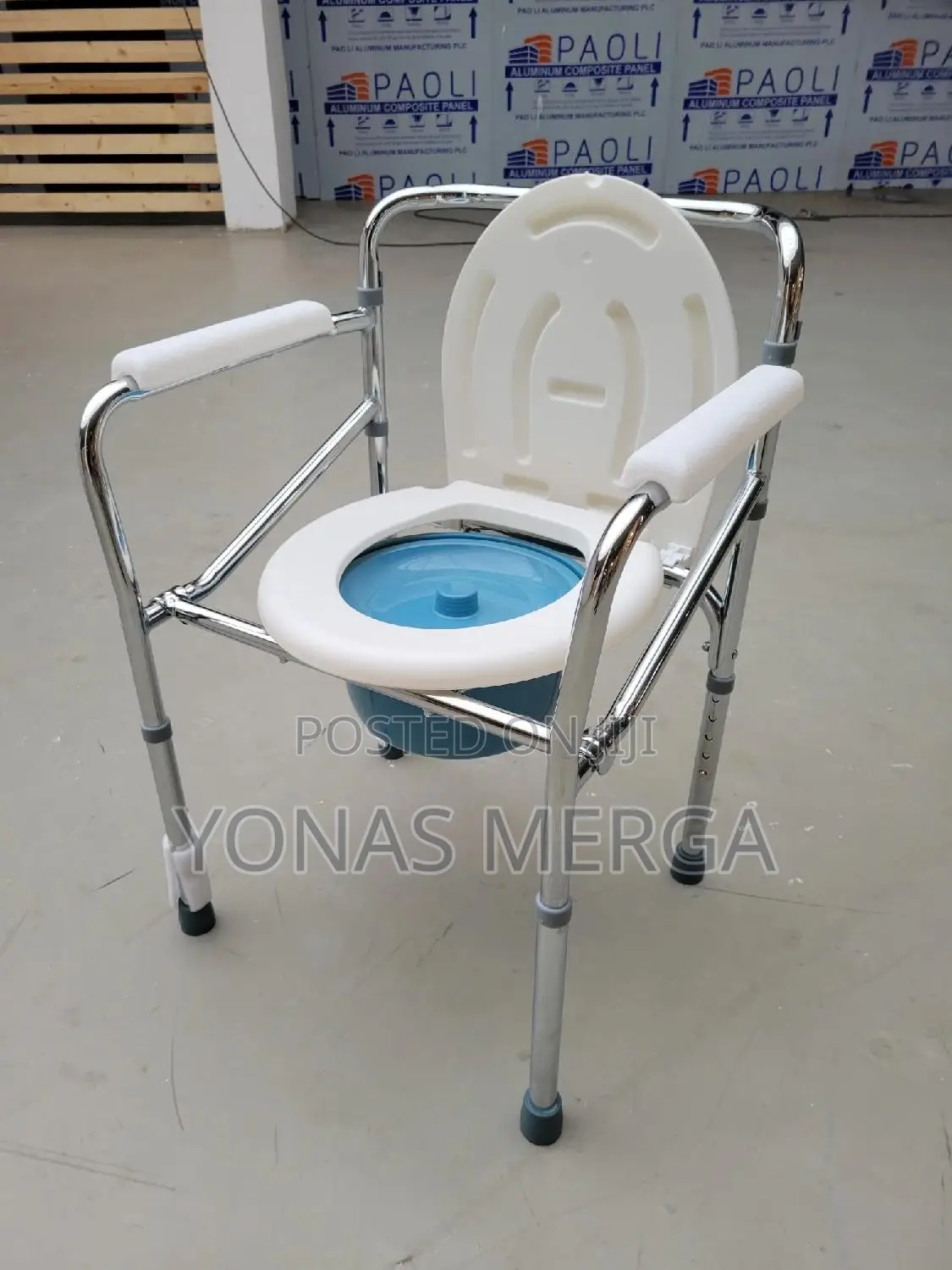 Toilet Chair風~Commode Chair=€Antiskid Bottom Pods Made of Rubber.