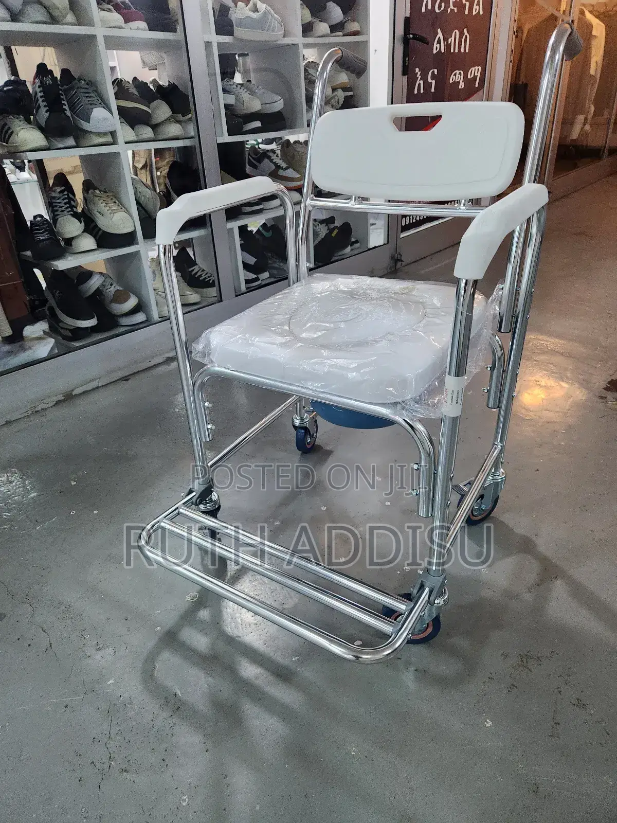 Commode Wheelchair管家wheelchair轟隆toilet Wheelchair在於commode Wheelchair