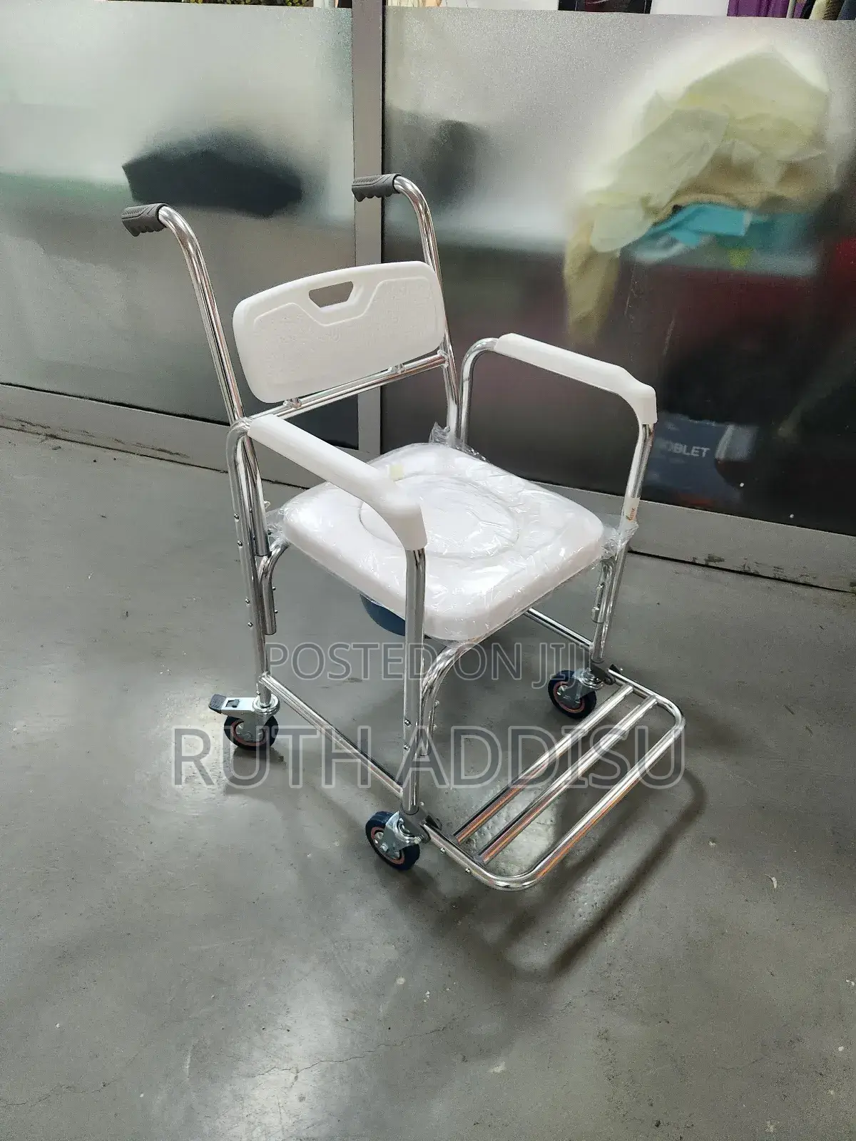 Four Framed Mini Wheel Commode Wheelchair延續wheelchair隨著poty Wheelchair