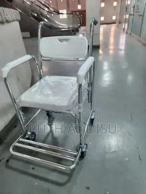 Photo - Wheelchair協會with Toilet and Comfy Seat段的commode Wheelchair吞食wheelchair