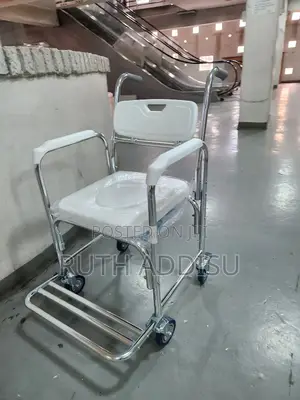 Photo - Four Wheelchair管道medical With Four Wheel Commode Wheelchair腔說poty Chai