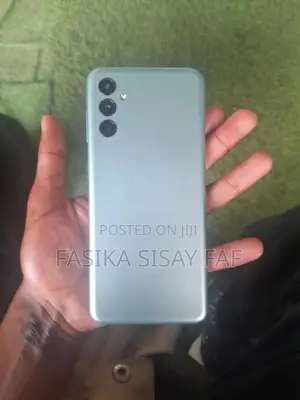 Photo - New Samsung Galaxy M13 64 GB Green