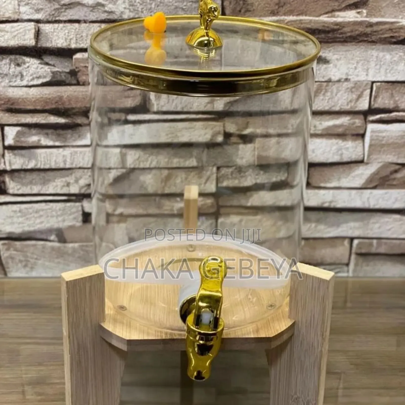 ማስቀመጫው እና ክዳኖቹ እንጨት የሆኑ የፈሳሽ መጠጦች ማቅረቢያ