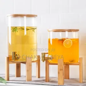 ማስቀመጫው እና ክዳኖቹ እንጨት የሆኑ የፈሳሽ መጠጦች ማቅረቢያ