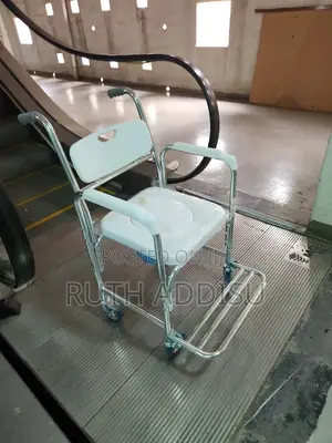 Photo - Wheelchair Commode輕易toilet Commode Chair With Wheelchair肺部poty Chair