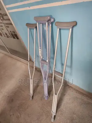 Photo - Axillary Bilateral Crutches朱紅axillary Bilateral Crutches重大crutches