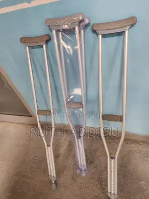 Photo - Axillary Bilateral Crutches魁星axillary Crutches朱諾crutches吞下crutches