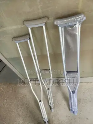 Photo - Axillary Bilateral Crutches軍人crutches网我bilateral Axillary Crutches