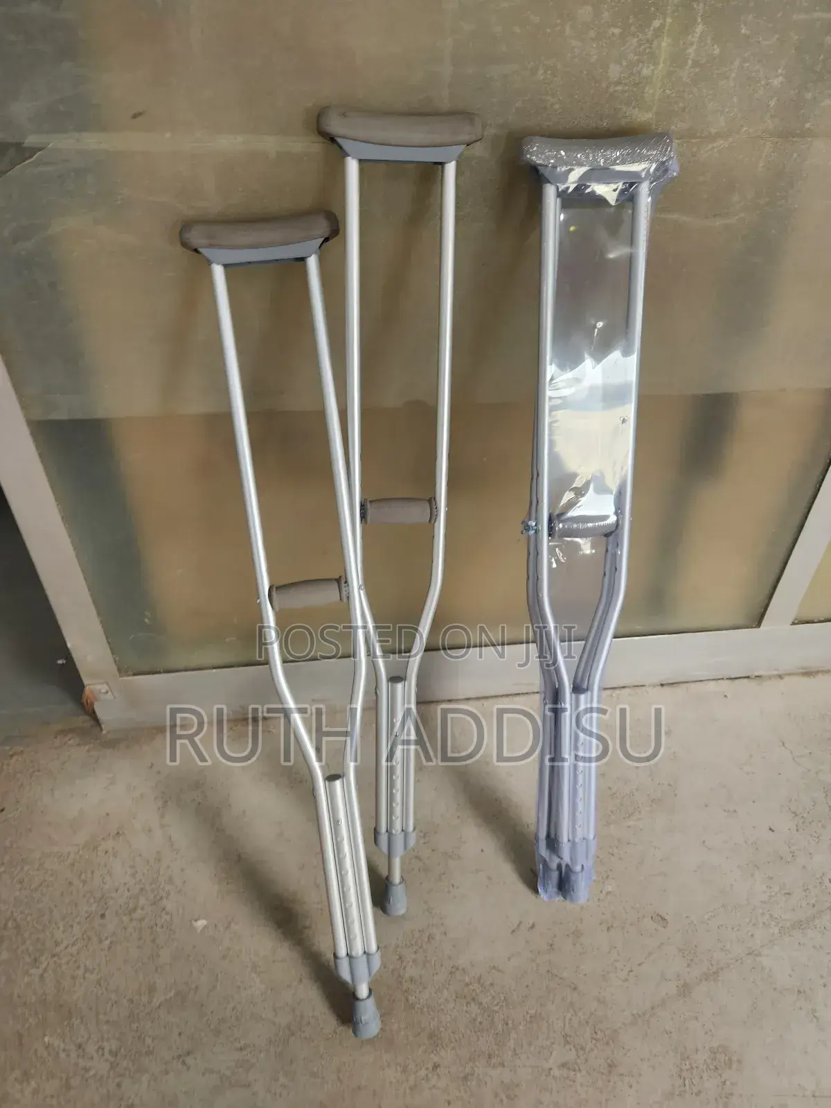 Axillary Bilateral Crutches膊我axillary Bilateral Crutches考慮crutches New