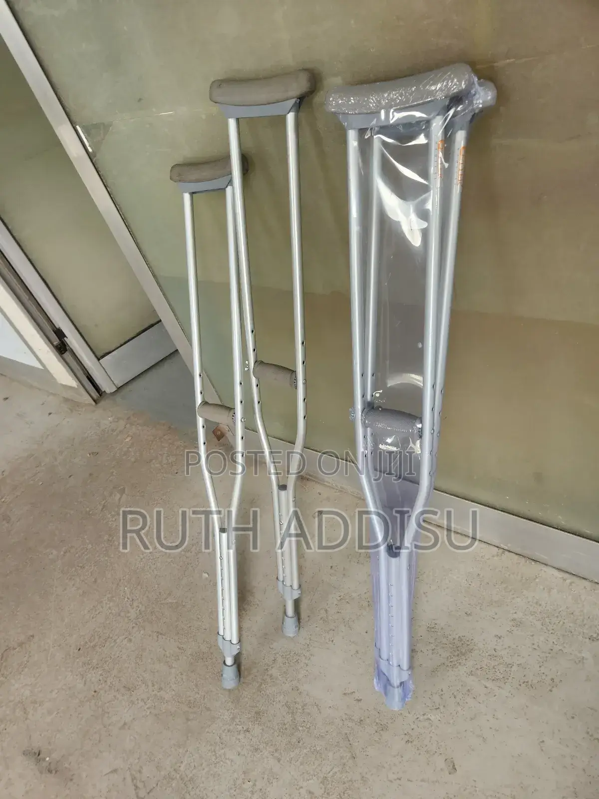 Bilateral Axillary Crutches寄來new Medical Axillary Crutches朱諾crutches