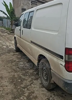 Toyota HiAce 2003 White