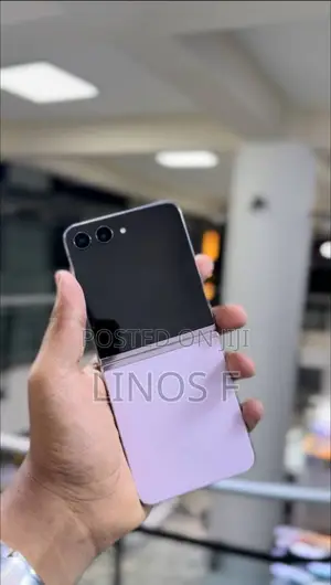 Photo - New Samsung Galaxy Z Flip5 512 GB Black