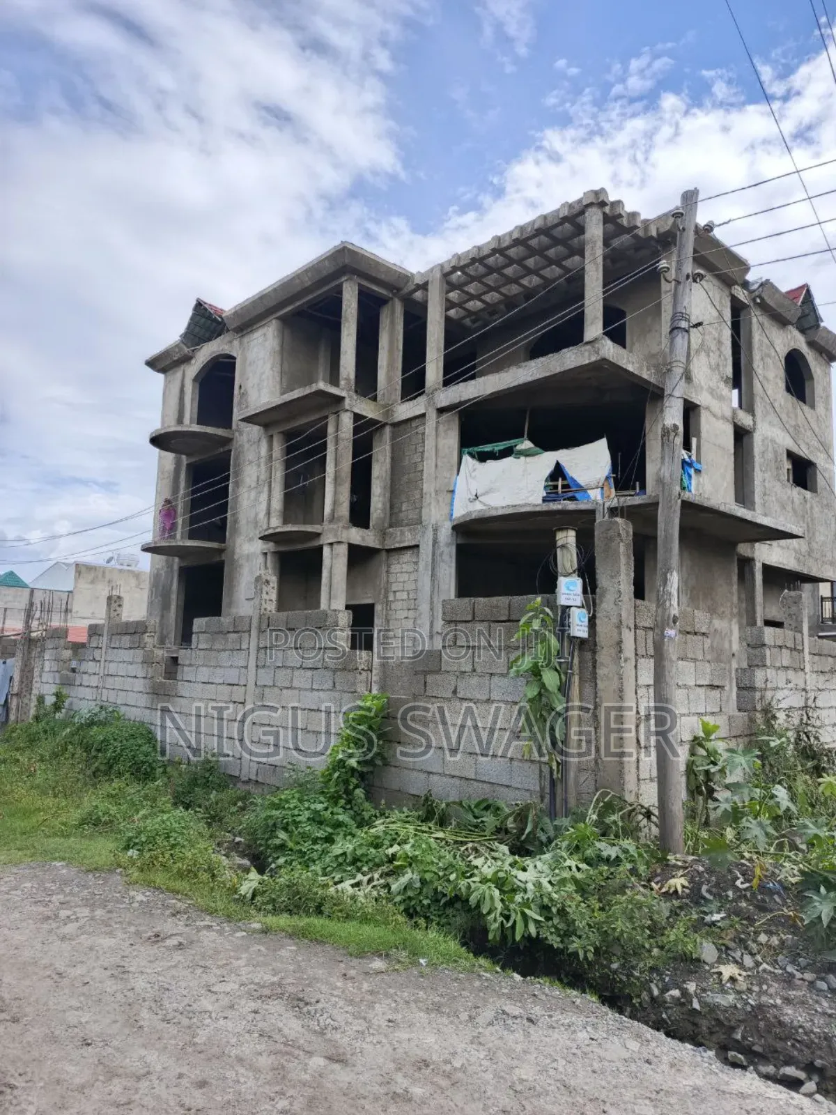 8bdrm Townhouse/Terrace in Tafo Roseta, Yeka for sale