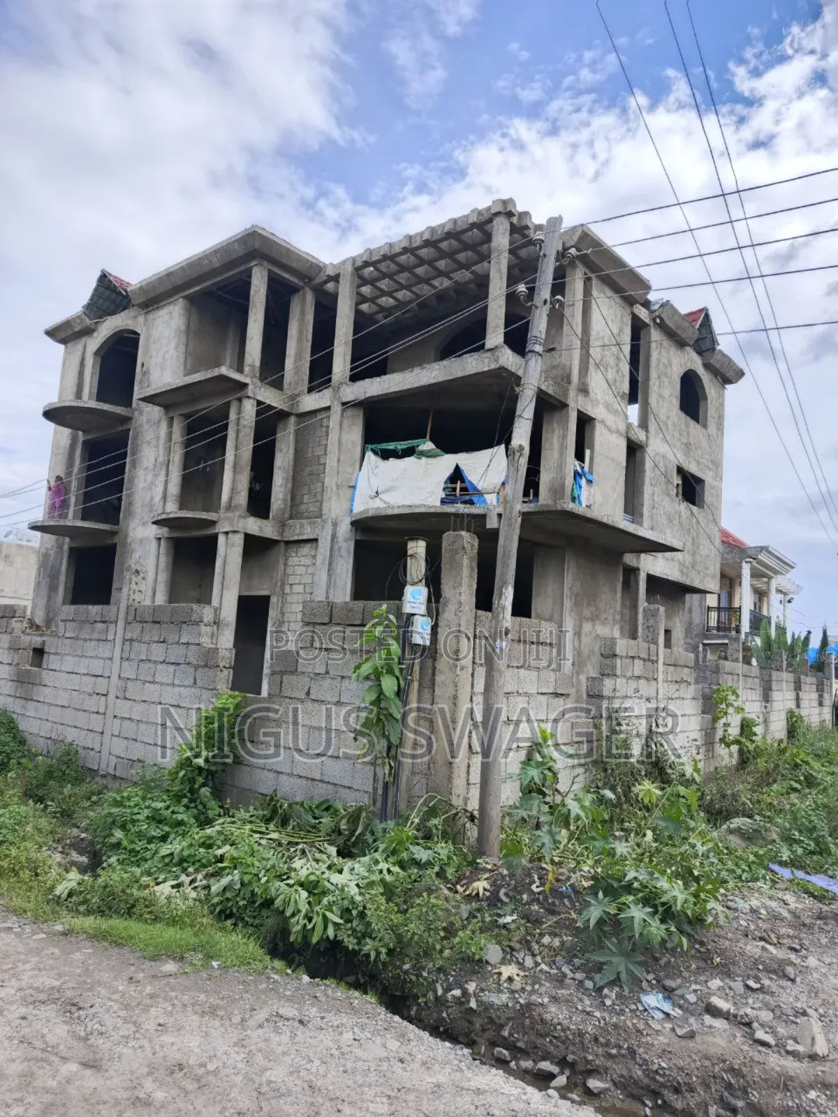 8bdrm Townhouse/Terrace in Tafo Roseta, Yeka for sale