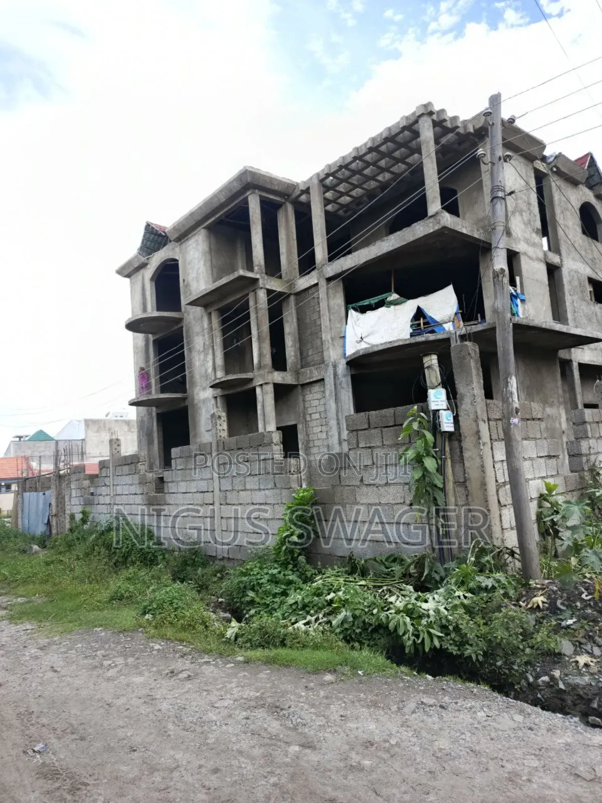 8bdrm Townhouse/Terrace in Tafo Roseta, Yeka for sale