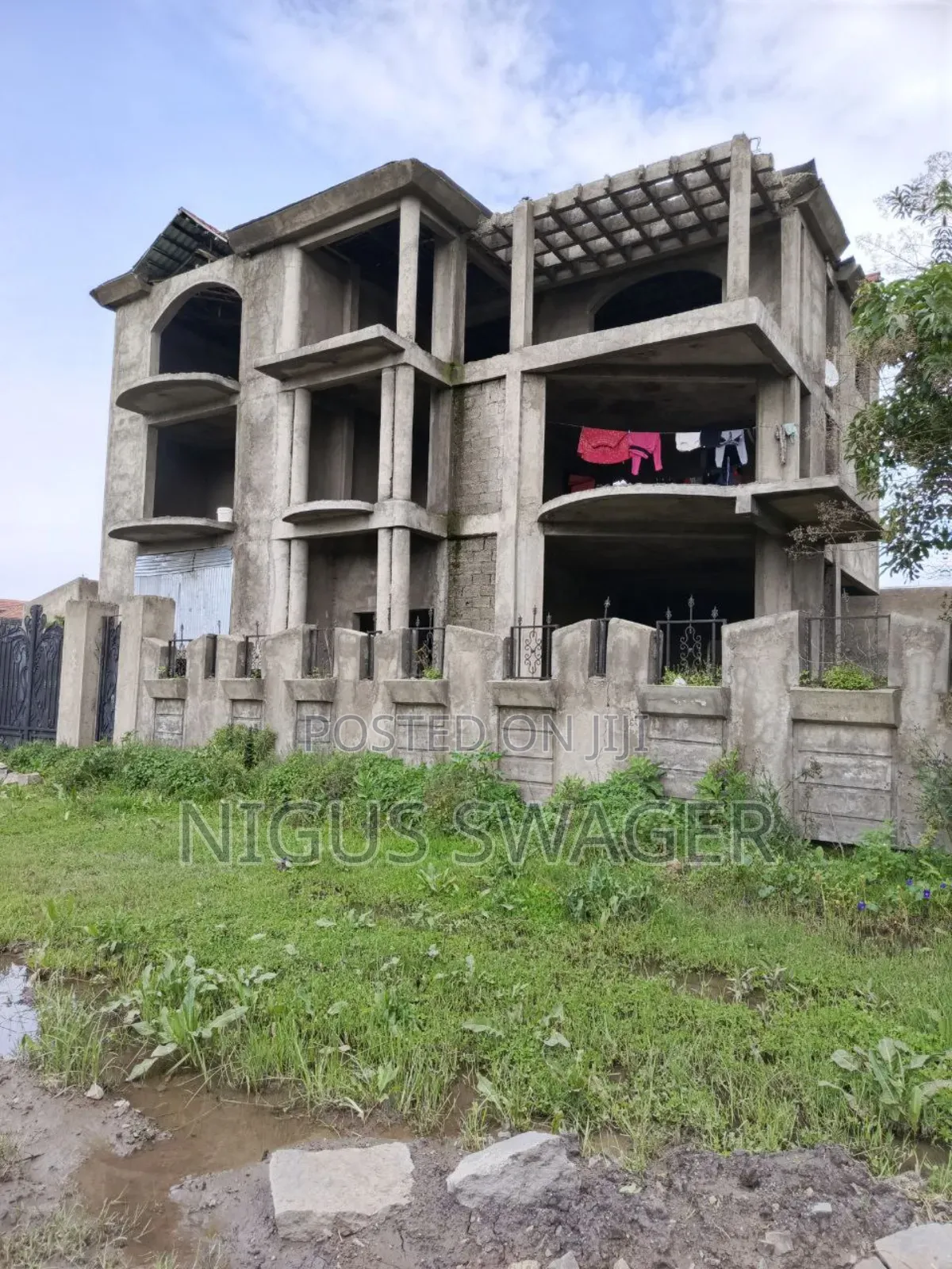 8bdrm Townhouse/Terrace in Tafo Roseta, Yeka for sale