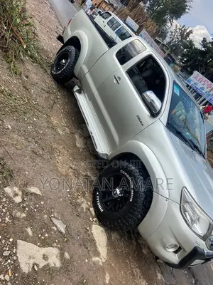 Photo - Toyota Hilux 2013 Gold