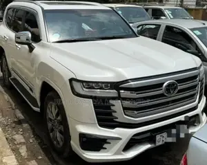 Photo - Toyota Land Cruiser 2023 White