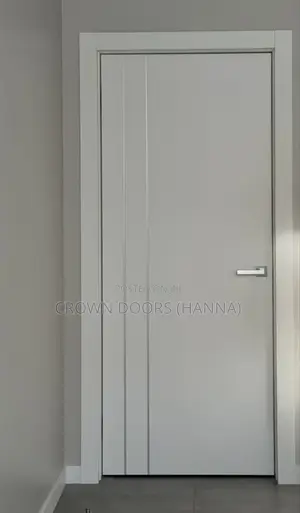 Photo - ክራዉን ከእንጨት ፋይበር ፣ ከተፈጥሮ ድንጋይ እና ሲንቴቲክ ኮምፖዚት የተሠሩ በሮች