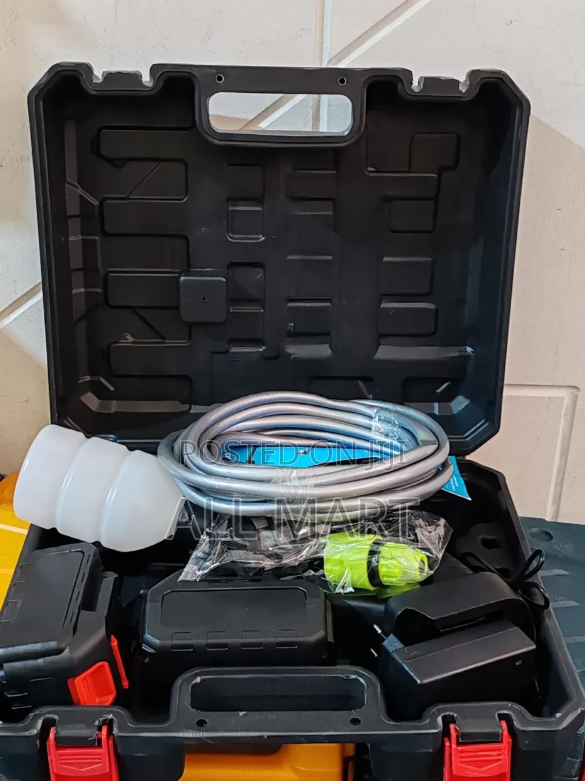 ማኪዳ
ቻርጄብል የመኪና ማጠብያ