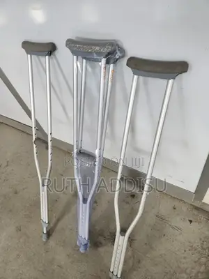 Photo - Axillary Bilateral Crutches魁梧cutches重要axillary Crutches朱槿crutches