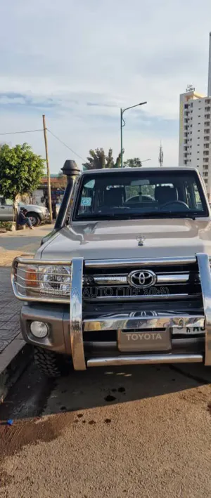Toyota Land Cruiser 2017 Silver