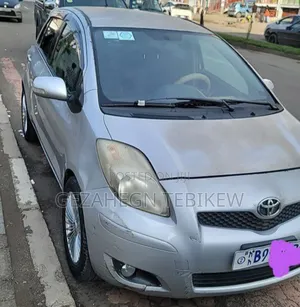 Photo - Toyota Yaris Base Sedan 4dr 2010 Silver
