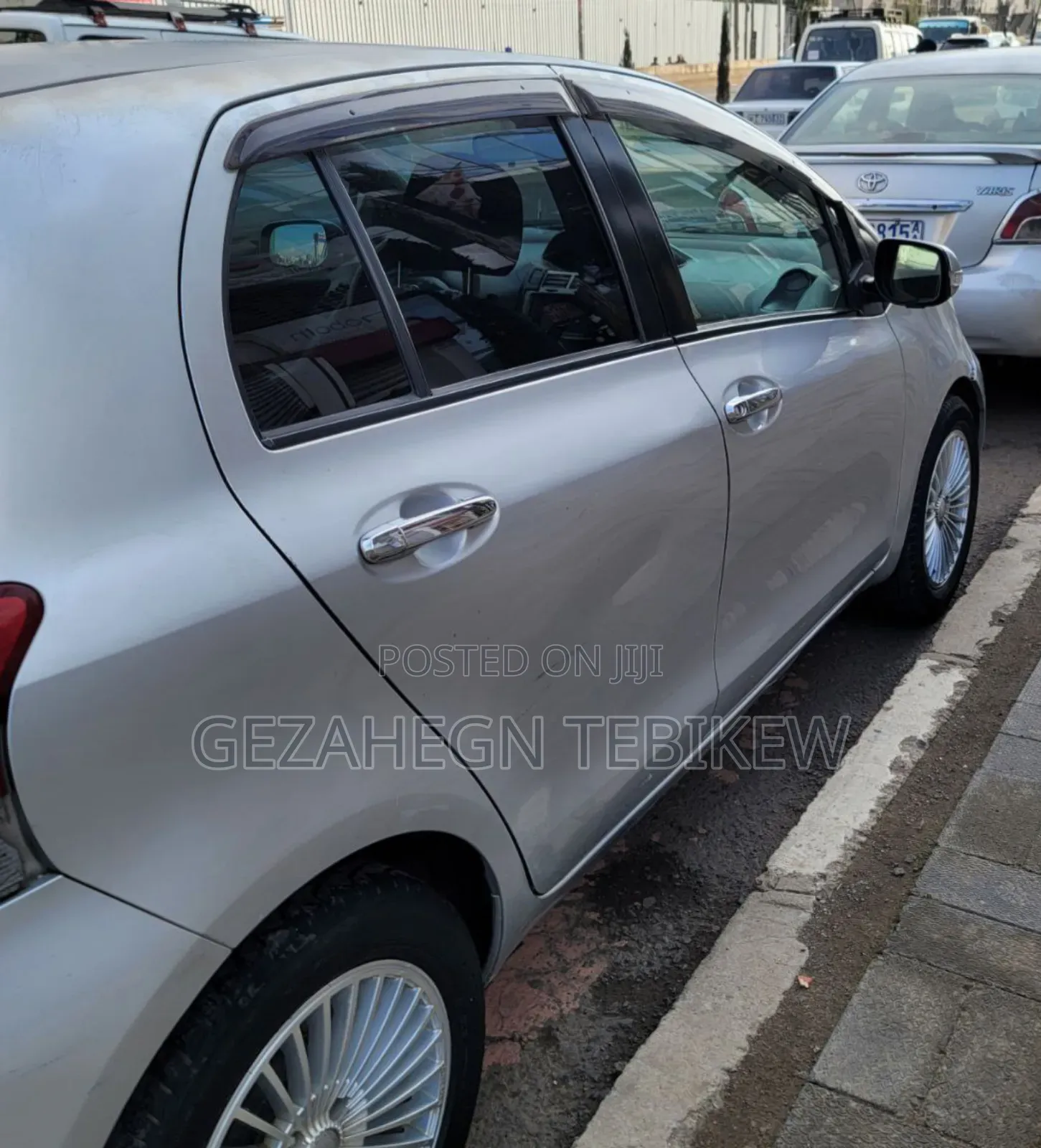 Toyota Yaris Base Sedan 4dr 2010 Silver